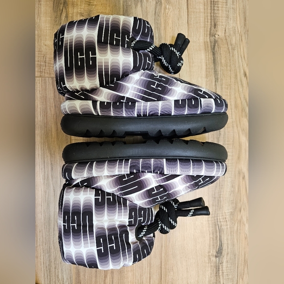 UGG Classic Maxi Wavelength Short, black/white, size US 9 - Picture 10 of 12